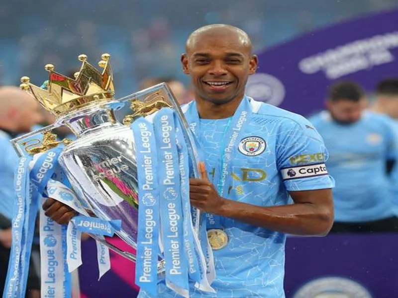 40岁前曼城队长费尔南迪尼奥自宣退役，球员生涯23年赢得30冠
